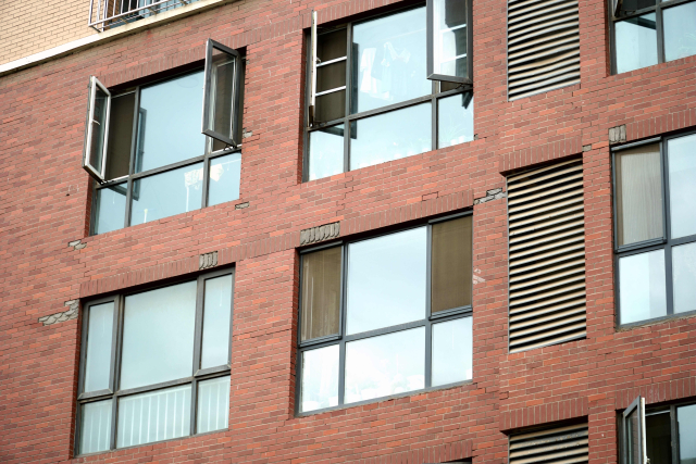 住房滲水壁布發(fā)霉，房屋漏雨到底由誰擔(dān)責(zé)？