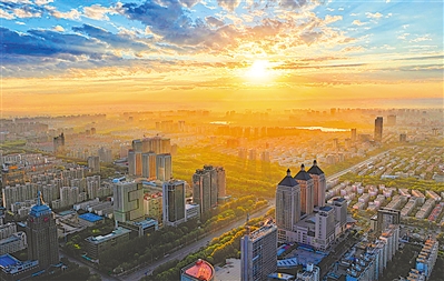     橙色——一縷陽(yáng)光叫醒銀川。寧夏持續(xù)打好藍(lán)天保衛(wèi)戰(zhàn)，重點(diǎn)開展了重污染天氣消除、臭氧污染防治和柴油貨車污染治理三大攻堅(jiān)戰(zhàn)，推動(dòng)全區(qū)空氣質(zhì)量持續(xù)改善。本報(bào)記者 王猛 攝