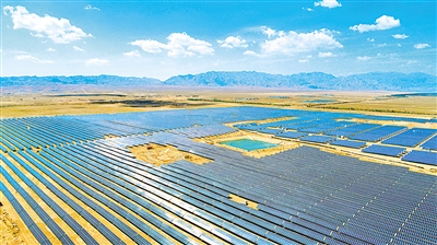     藍(lán)色——藍(lán)天白云下，賀蘭山下成片的光伏板匯聚成藍(lán)色的海洋。我區(qū)新能源裝機(jī)容量突破3000萬(wàn)千瓦，成為第一大電源，2022年綠電交易規(guī)模位居國(guó)網(wǎng)第一。                                                                                             本報(bào)記者 馬楠 攝
