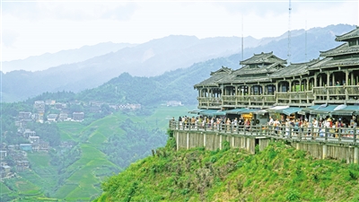 8月27日，在廣西桂林市龍勝各族自治縣大寨村，前來(lái)觀看龍脊梯田的游客絡(luò)繹不絕。