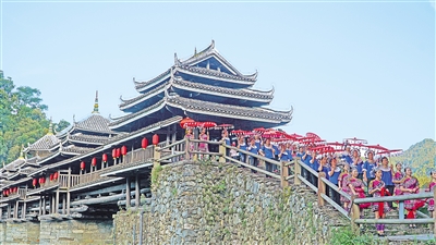     8月26日，三江侗族自治縣程陽(yáng)八寨景區(qū)。程陽(yáng)八寨位于三江侗族自治縣林溪鎮(zhèn)，立足中國(guó)侗族原生態(tài)旅游資源，通過旅游銷售油茶、茶葉、侗族工藝品等提高群眾收入。