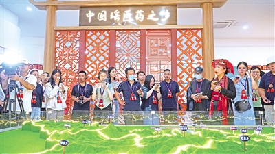     8月24日，記者一行走進(jìn)“中國(guó)瑤醫(yī)藥之鄉(xiāng)”廣西來(lái)賓市金秀瑤族自治縣。