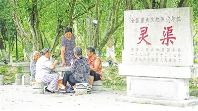     靈渠位于廣西壯族自治區(qū)桂林市興安縣，全長(zhǎng)36.4公里，是連接長(zhǎng)江流域和珠江流域的一條古代運(yùn)河。水清岸綠渠暢景美，每年吸引游客100多萬(wàn)人次。