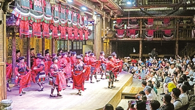     8月27日，在廣西桂林市龍勝各族自治縣龍脊鎮(zhèn)黃洛瑤寨，紅瑤姑娘表演曬紅衣，紅瑤梳長(zhǎng)發(fā)等特色活動(dòng)。黃洛瑤寨共有83戶，348人，獲評(píng)“首批中國(guó)少數(shù)民族特色村寨”。