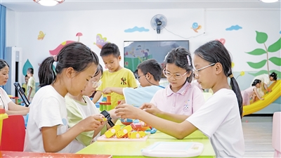     柳州市三江侗族自治縣古宜鎮(zhèn)南站社區(qū)兒童活動(dòng)室，小朋友在玩游戲。